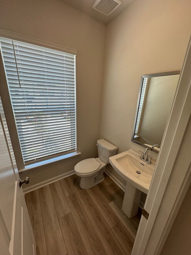 Building Photo - Beautiful 3 Bedroom 3.5 Bath Townhome in Lawrenceville.