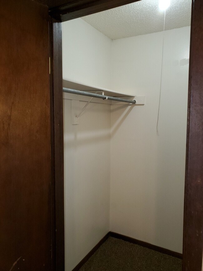 Building Photo - Two Bedroom Apartment with Fireplace!