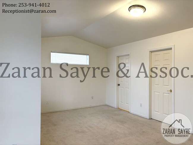 Building Photo - 178- Great 3 Bedroom Townhouse Condo in Milton!