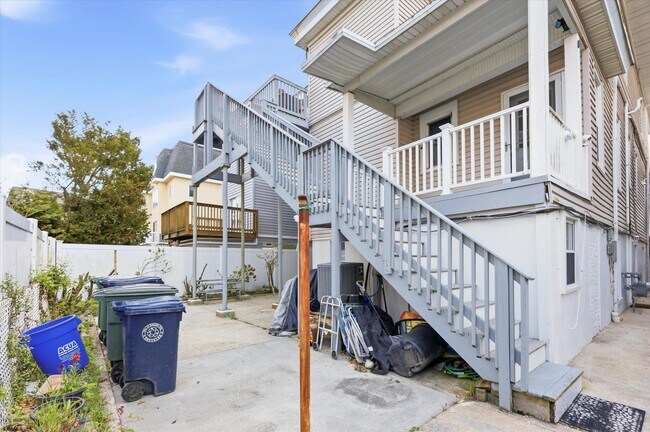 Building Photo - 123 S Berkley Square