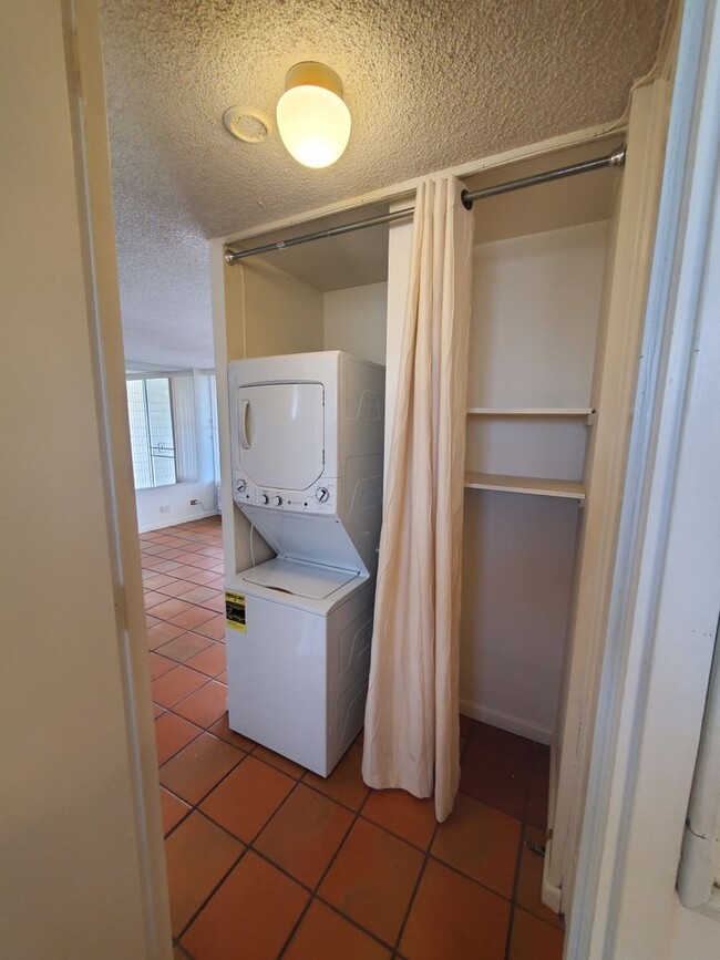 Building Photo - Spacious, pet friendly, Summer Palace unit...