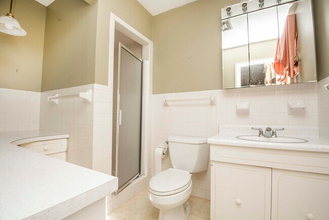 Building Photo - Halls 37938 - 4 bedroom, bath home with 4 garage spaces - Call Susan Niedergeses 865-300-4722