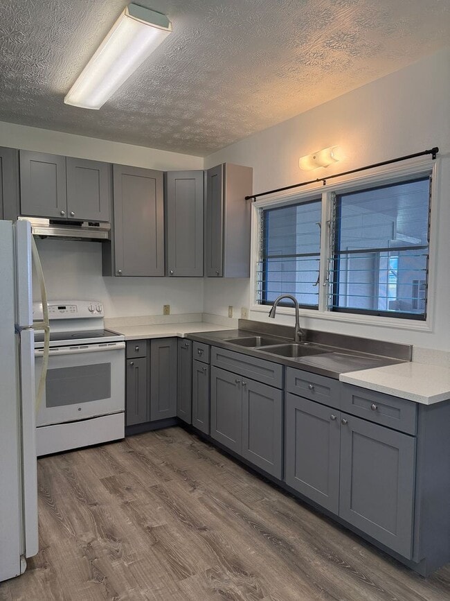 Building Photo - Updated Home near Pepe'ekeo Park!