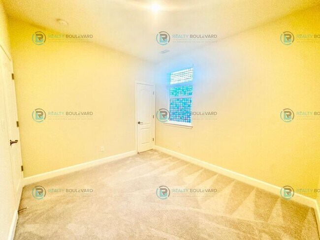 Building Photo - Beautiful 4 Bedroom, 2 Bathroom, 2 car garage, Single Story Home