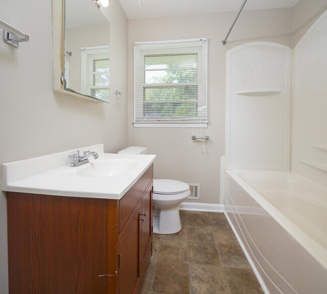 Building Photo - 2004 Rosewood Dr NW