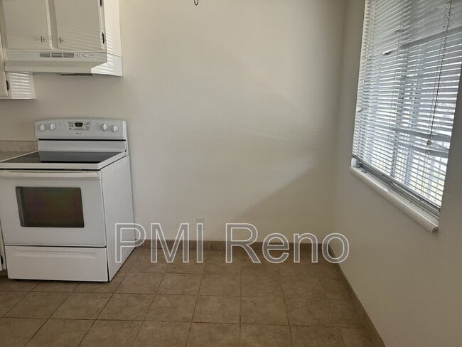 Building Photo - 374 La Rue Ave