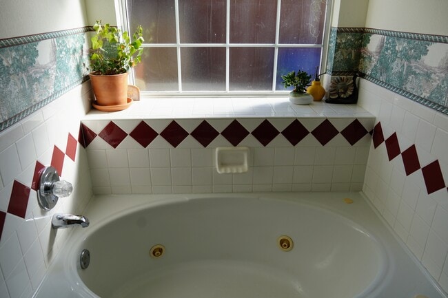 Building Photo - 417 Oakdale Dr