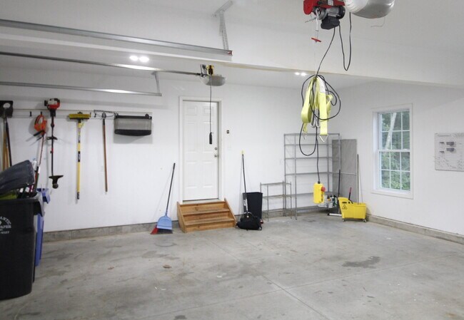 Building Photo - Privacy, Space, and Modern Comfort in Salem