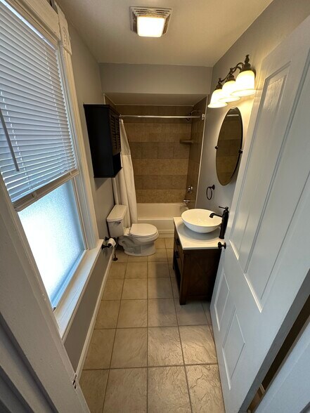 2nd floor bath - 4020 Elsmere Ave