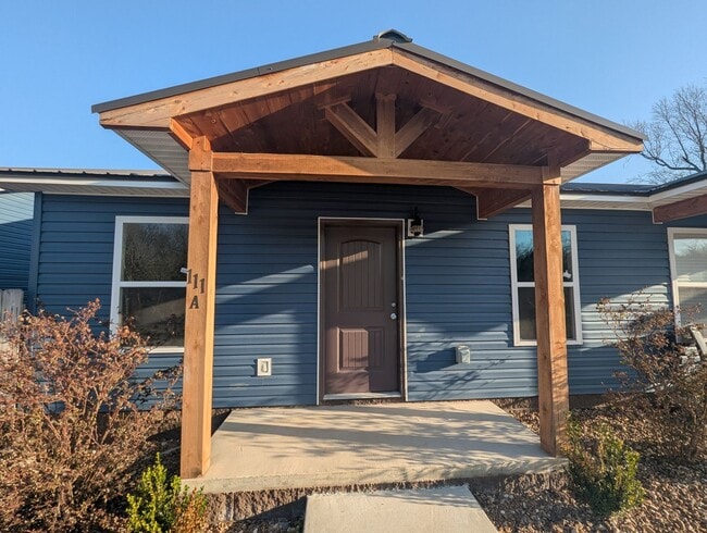 Building Photo - 2 Bedroom • 2 Bathroom • Triplex Unit in S...