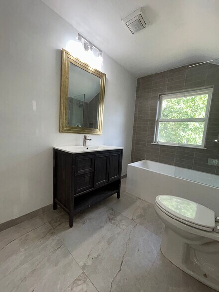 Building Photo - 811 N Dequincy St