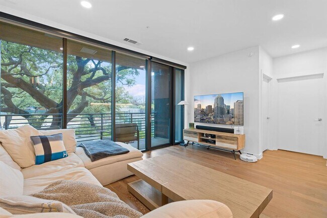 Building Photo - 900 S 1st St