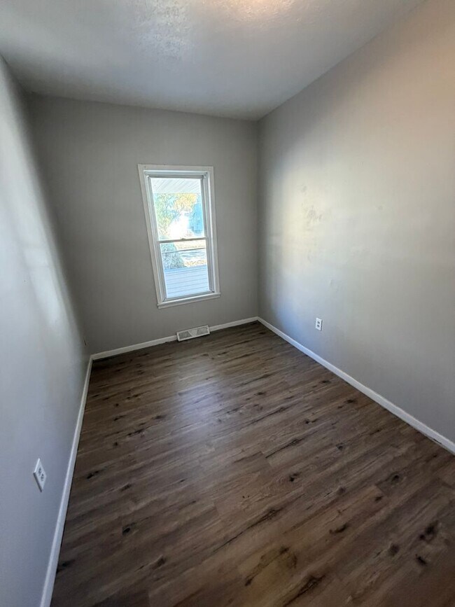 Building Photo - 2200 W 103rd St