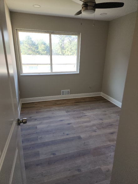 Building Photo - 390 W Lake Ave NW