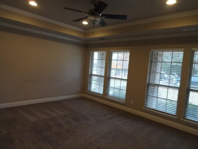 Building Photo - 309 Peachtree Ln