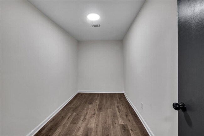 Building Photo - 6881 Hickory Hollow Dr
