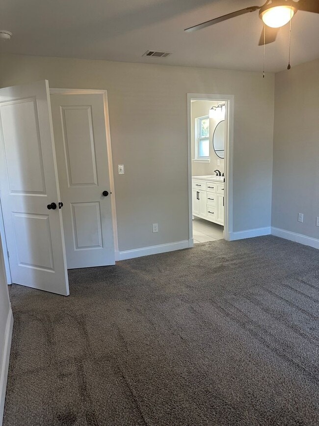 Building Photo - 3 Bedroom with extra Office Space AVAILABLE NOW!