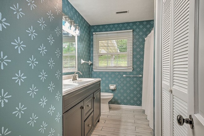 Building Photo - Beautiful split foyer home in Colonial Hei...