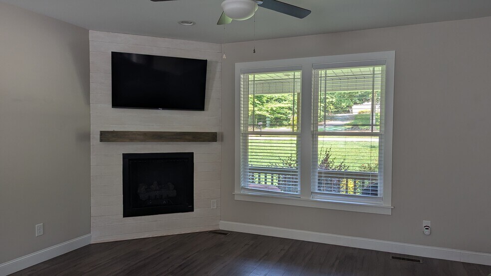 Building Photo - 6821 Ingleside Dr