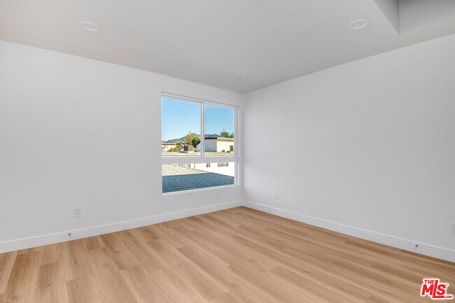 Building Photo - 10803 1/2 Kling St
