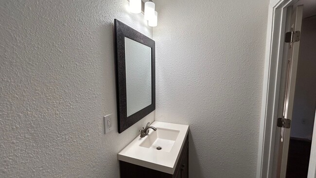 Building Photo - 1337 W Orangeburg Ave