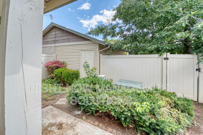 Building Photo - 2318 S Shoshone St