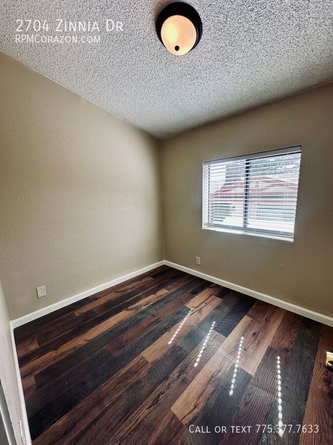 Building Photo - 2704 Zinnia Ave