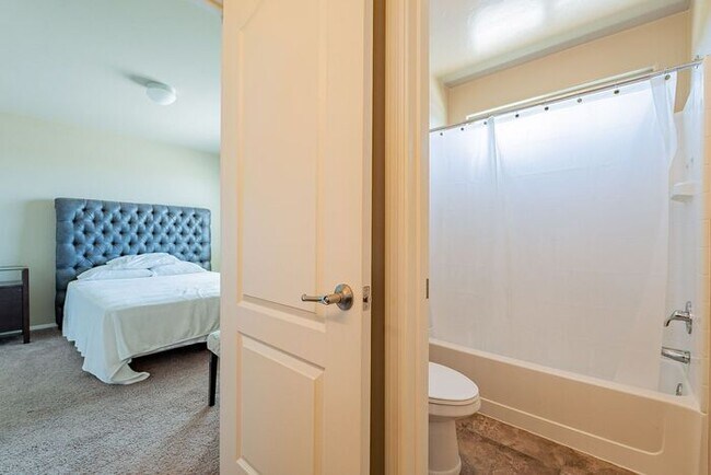 Building Photo - Spacious 3-Bed, 3-Bath Tucson Condo w/ Gar...