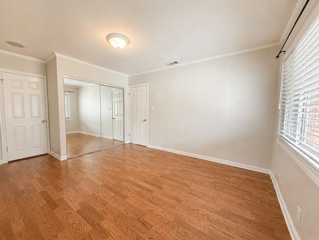 Building Photo - East Long Beach 3 bedroom 2 bath w/ bonus room