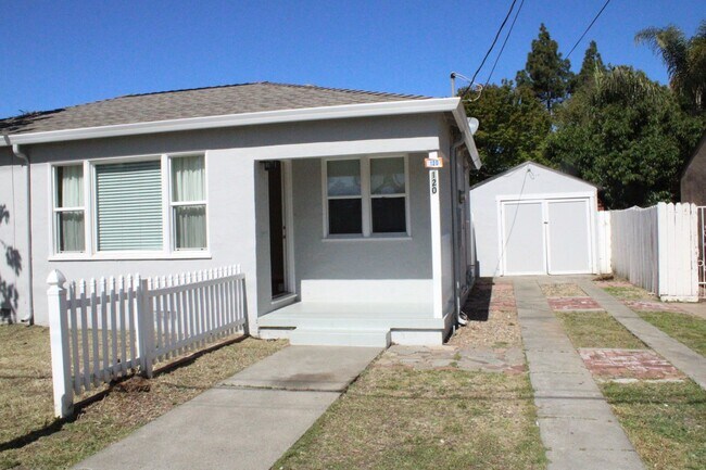 Building Photo - **COMING SOON** Adorable 2 Bedroom, 1 Bath...