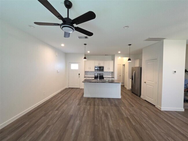 Building Photo - 3013 La Latina Dr
