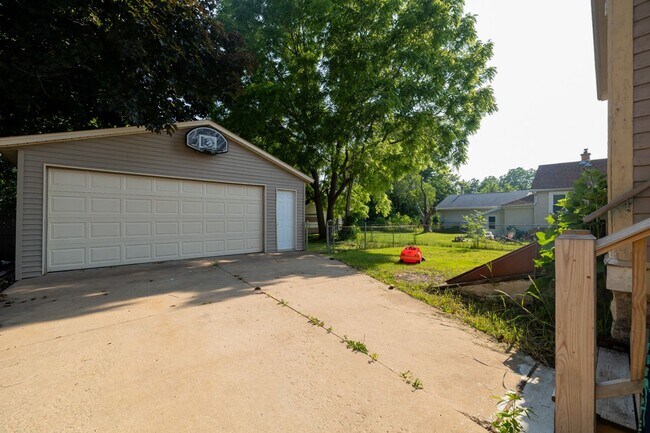 Building Photo - For Rent: 5 bed / 2 bath home in Oshkosh