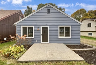 Building Photo - 6441 Crest Dr