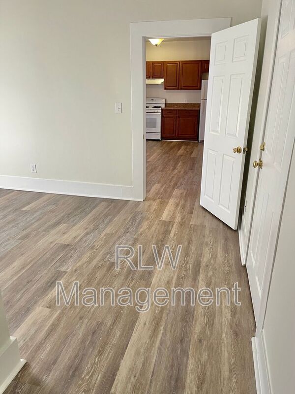 Building Photo - 11 N Central Ave