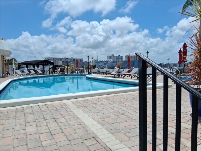 Building Photo - 100 Golden Isles Dr