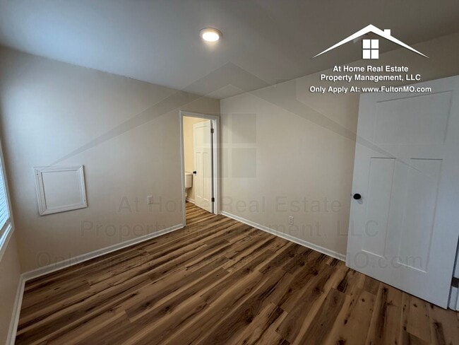 Building Photo - 703 W 7th St