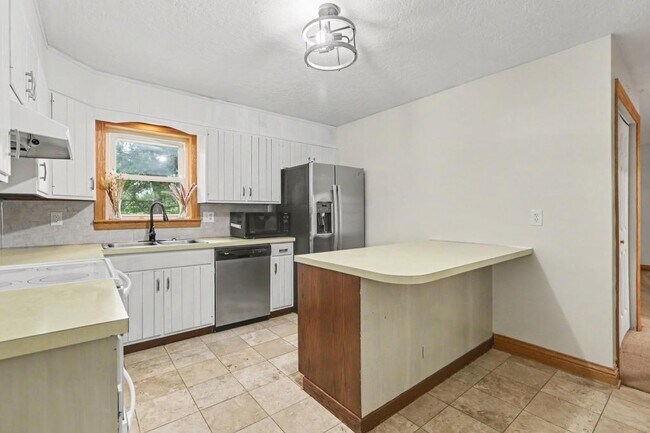 Building Photo - 136 Brookside Ave