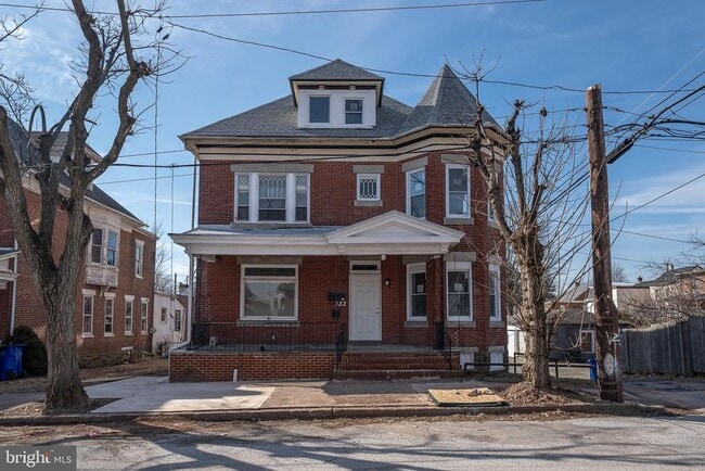 Building Photo - 122 E 3rd St