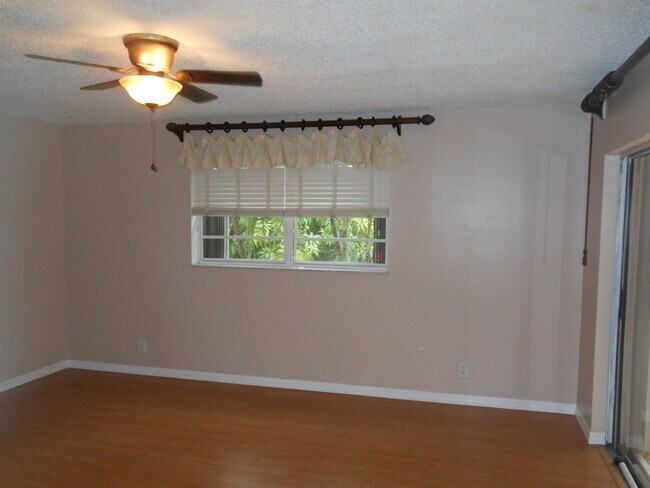 Building Photo - CHARMING 2 BEDROOM POOL HOME IN THE HEART OF JENSEN BEACH