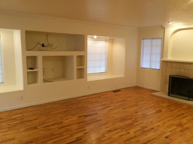 Building Photo - Great 3 Bedroom 3 Bath House in Monterey Fishermans Flats Neighborhood