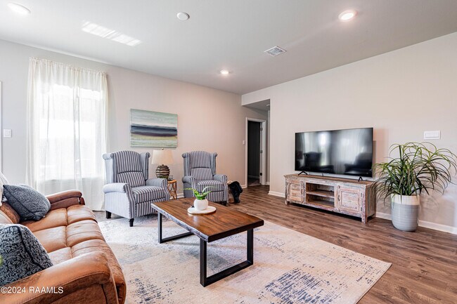 Building Photo - 407 Broussard Hl Dr