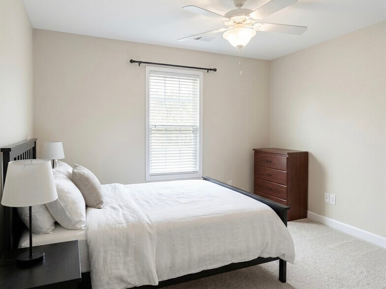 Building Photo - 200 Clover Ct