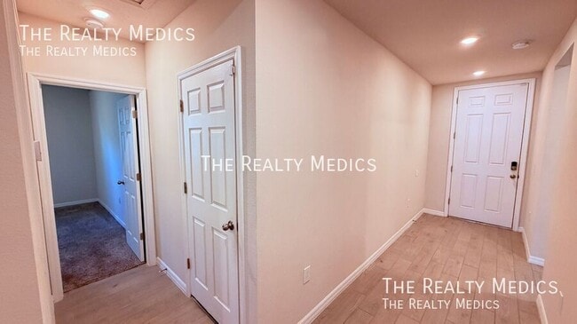 Building Photo - 702 Alta Vista Ct