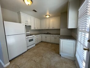 Building Photo - COME SEE THIS LOVELY HOME 3 BEDROOMS AND 2 BATH !