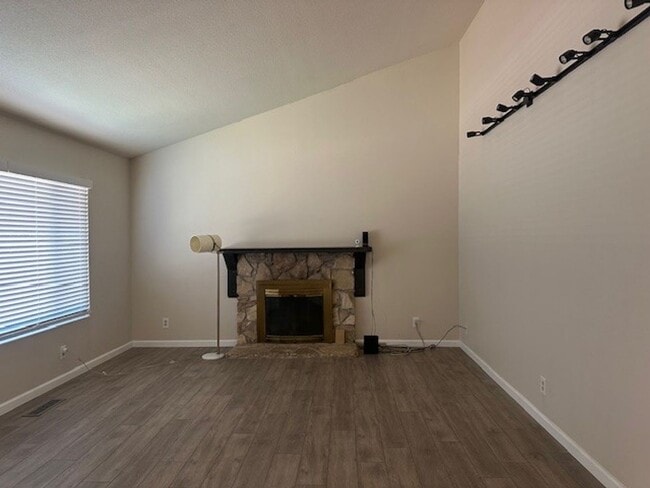 Building Photo - Beautifully Remodeled 2-Story Home in Exce...