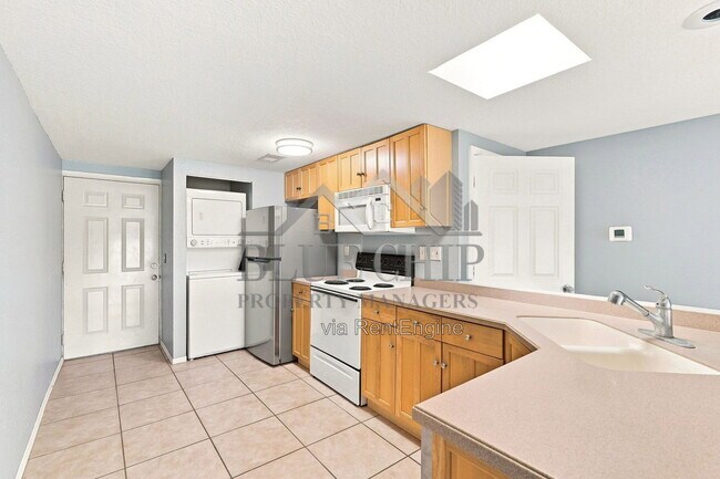 Building Photo - 6714 Nina Rosa Dr