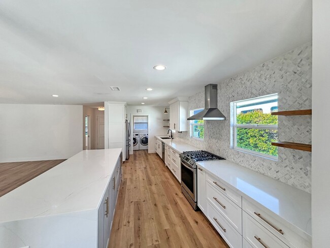 Building Photo - Gorgeous 3B/2BA house w/ Large Backyard, A...