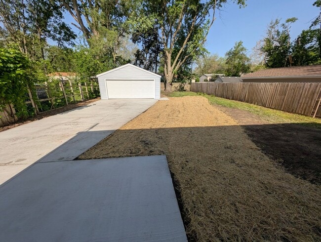Building Photo - 2 Bedroom, 1 Bathroom house with garage an...
