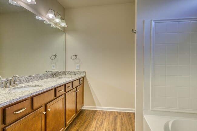 Building Photo - 13918 Brooks Dr