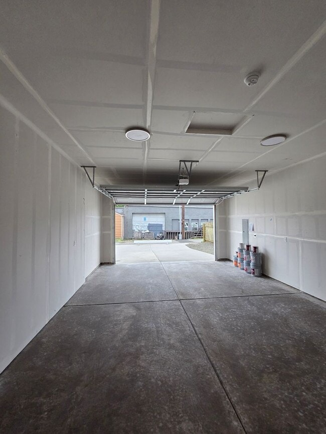 Building Photo - Brand new rental 3 bedroom 2.5 Bath in Centralia
